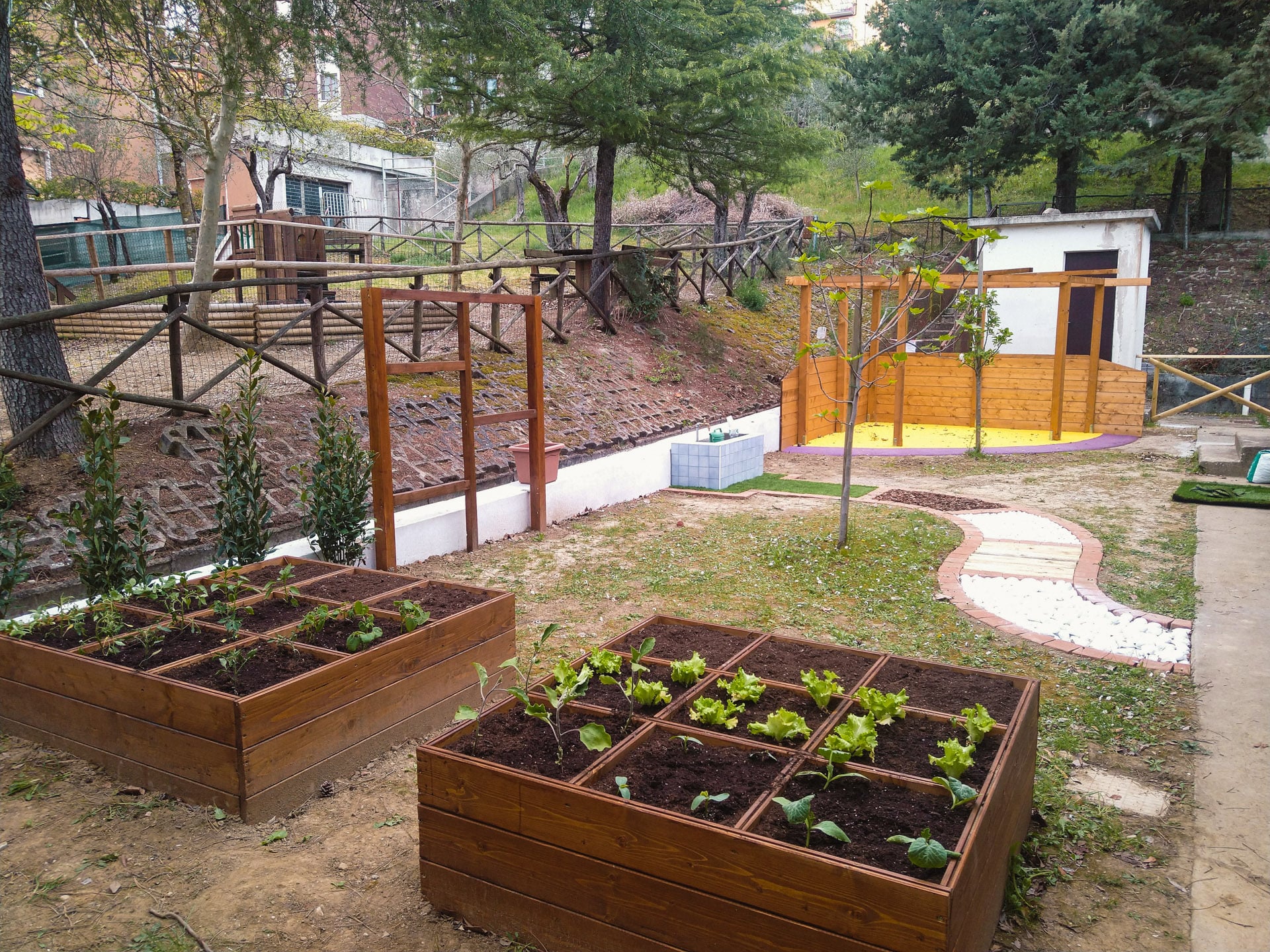 Spazio verde con arredi che stimolano i 5 sensi