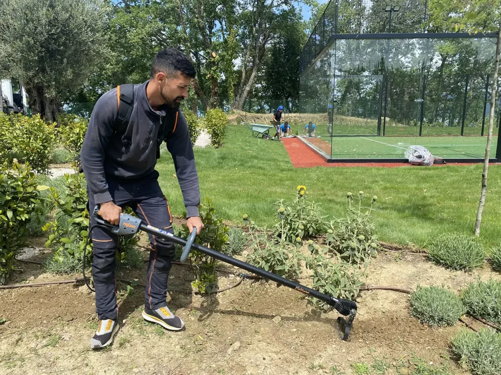 arieggiatura del terreno e diserbo manuale
