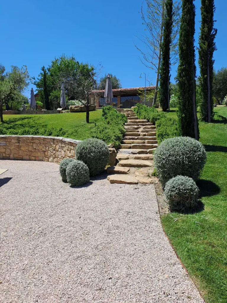 scalinata in giardini in pendenza