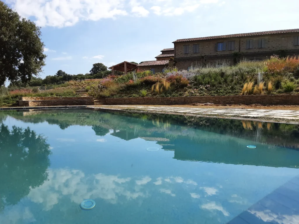 piscina a sfioro in giardino aprus