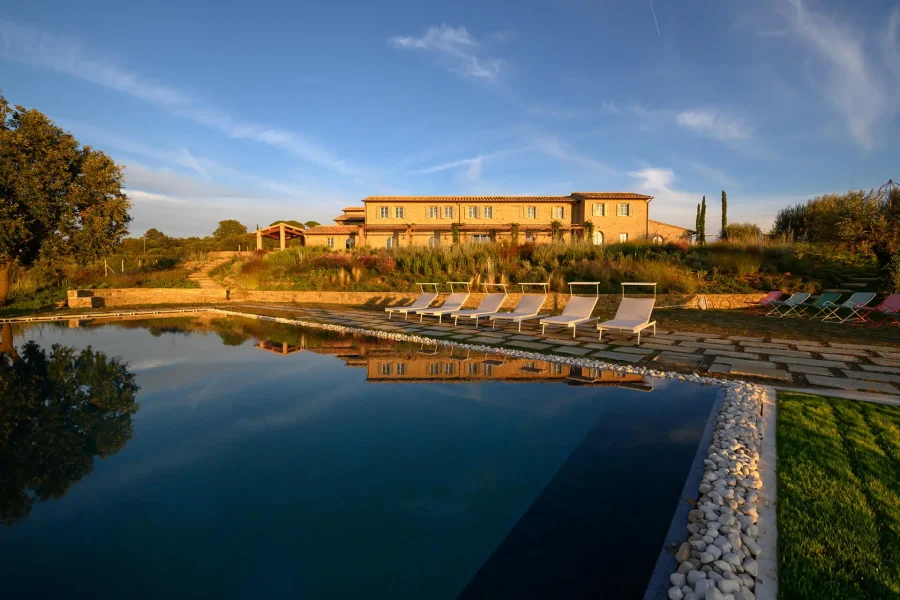 giardino con piscina